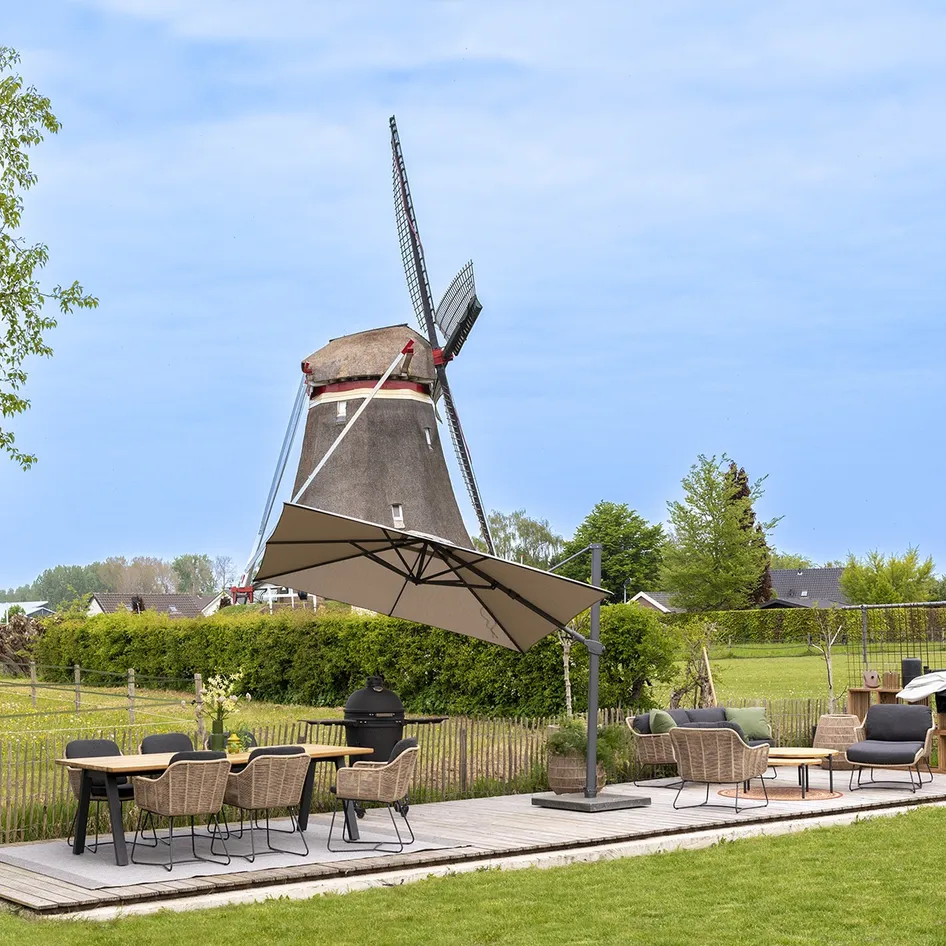 Belmond dining natural with ambassador outdoor 06